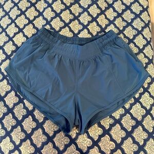 Lululemon Hotty hot low rise shorts 2.5”